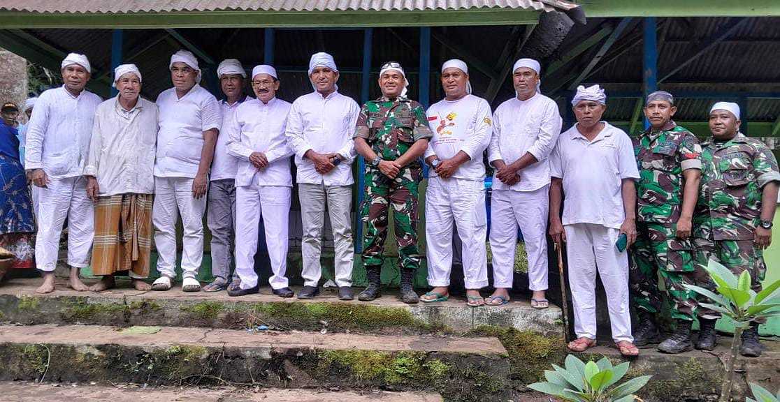 Kodim 1504/Ambon : Wujud Keberadaan Babinsa Ditengah-Tengah Masyarakatnya, Personel Koramil Haruku Dampingi Warga Pelauw Dalam Ritual Adat Ta'Alasi*