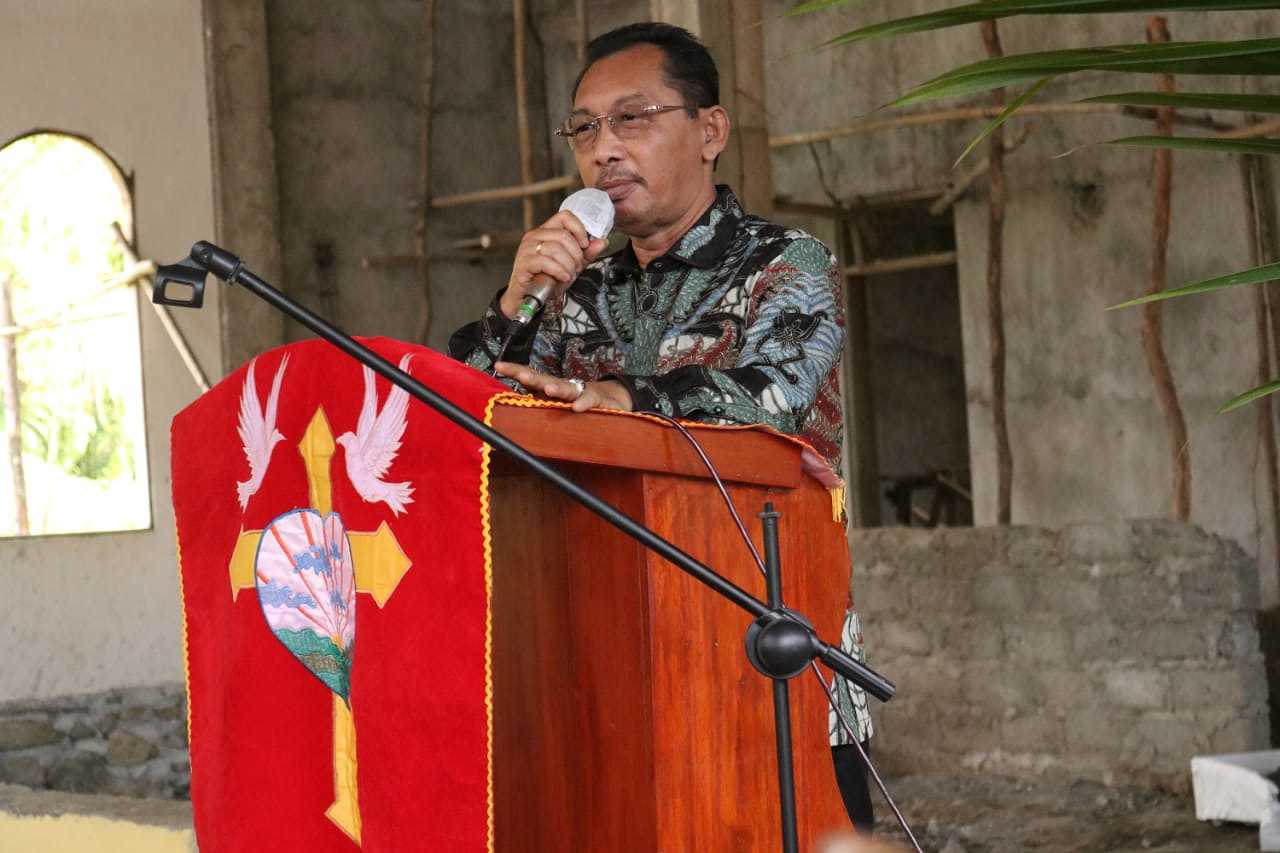 WAGUB LETAKKAN BATU ALASAN MIMBAR GEDUNG GEREJA BARU PNIEL GPM SIAPUTIH KLASIS SERAM BARAT