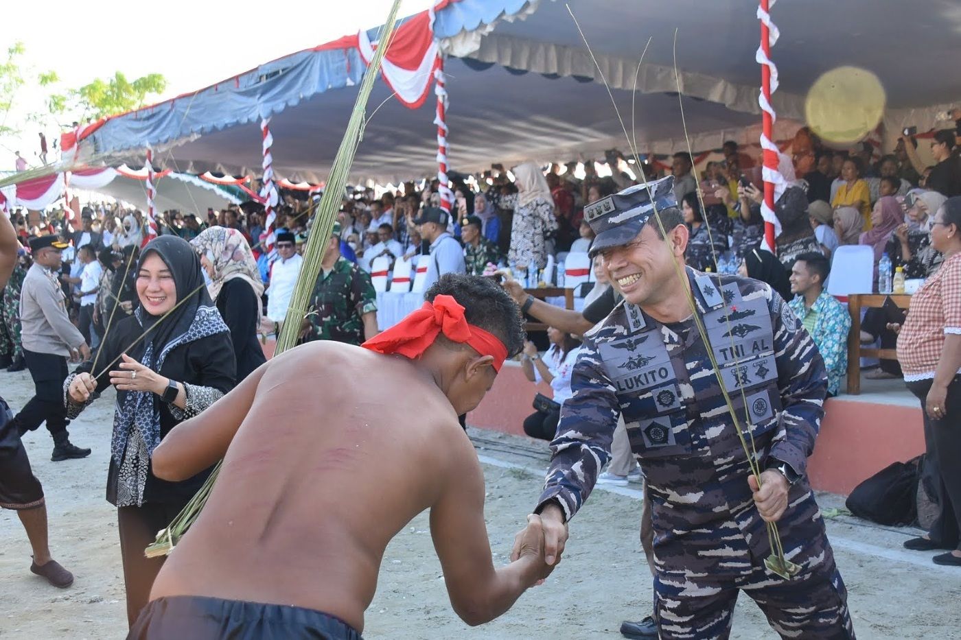 DANLANTAMAL IX DUKUNG DAN SUKSESKAN PAGELARAN TRADISI PUKUL SAPU, SEBAGAI BENTUK PELESTARIAN BUDAYA