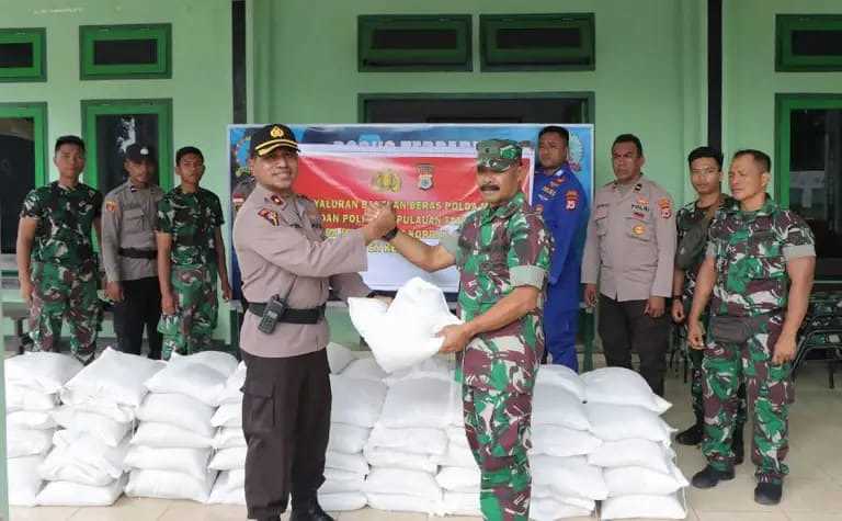 Kapolda Maluku dan Polres Tanimbar Salurkan 1 Ton Beras untuk Korban Gempa di Tanimbar