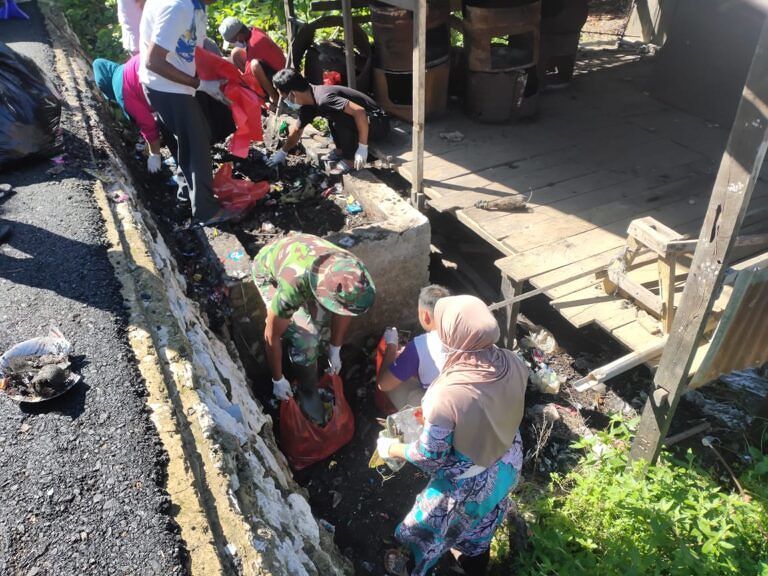 Mudahkan ketersediaan air bersih, Babinsa koramil 1502-04/Geser dan warga perbaiki pipa air bersih