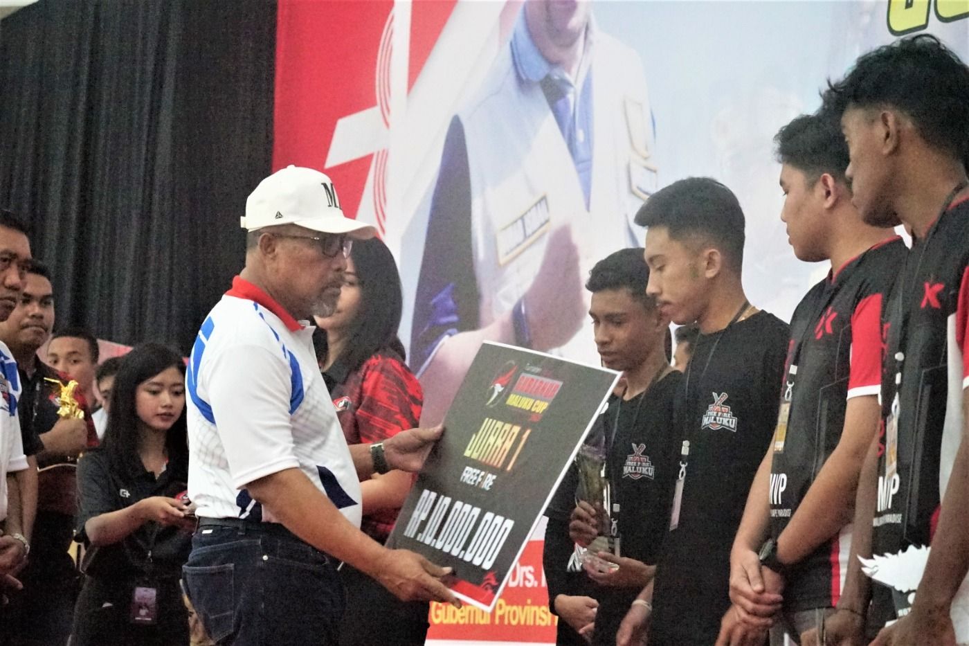 TIM EXTRADA LA JUARAI TURNAMENT E-SPORT, GUBERNUR SERAHKAN TROPHY DAN BIAYA PEMBINAAN