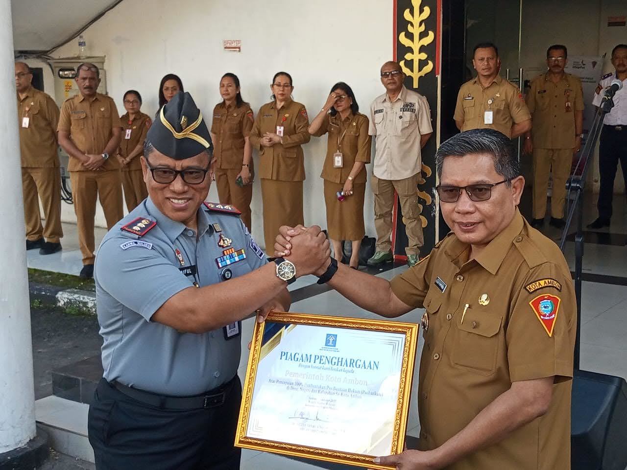 Piagam Penghargaan Kementrian Hukum Untuk Pemkot Ambon