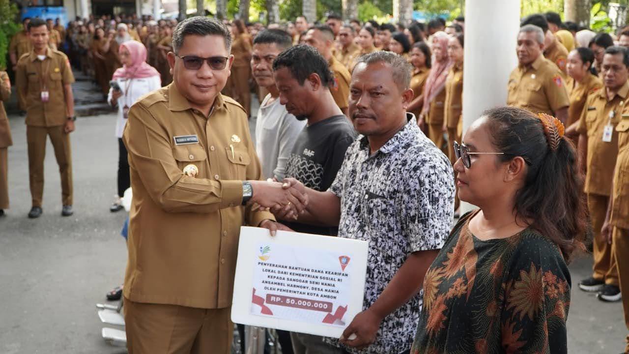Pemkot Ambon Serahkan Bantuan Untuk Kaum Disabilitas 
