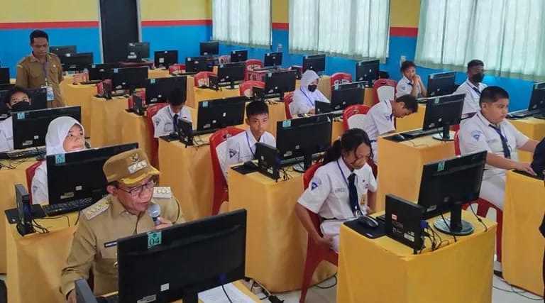 Penjabat Bupati Maluku Tengah Buka ANBK di SMP Negeri 38