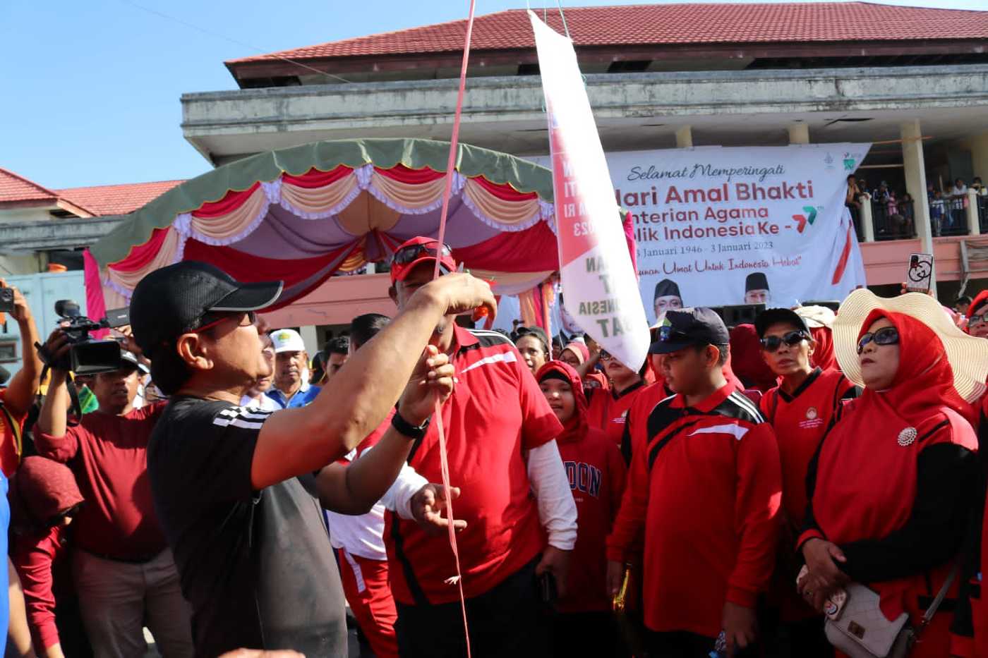 Sekda Maluku Lepas Peserta Jalan Sehat Kerukunan Umat Beragama