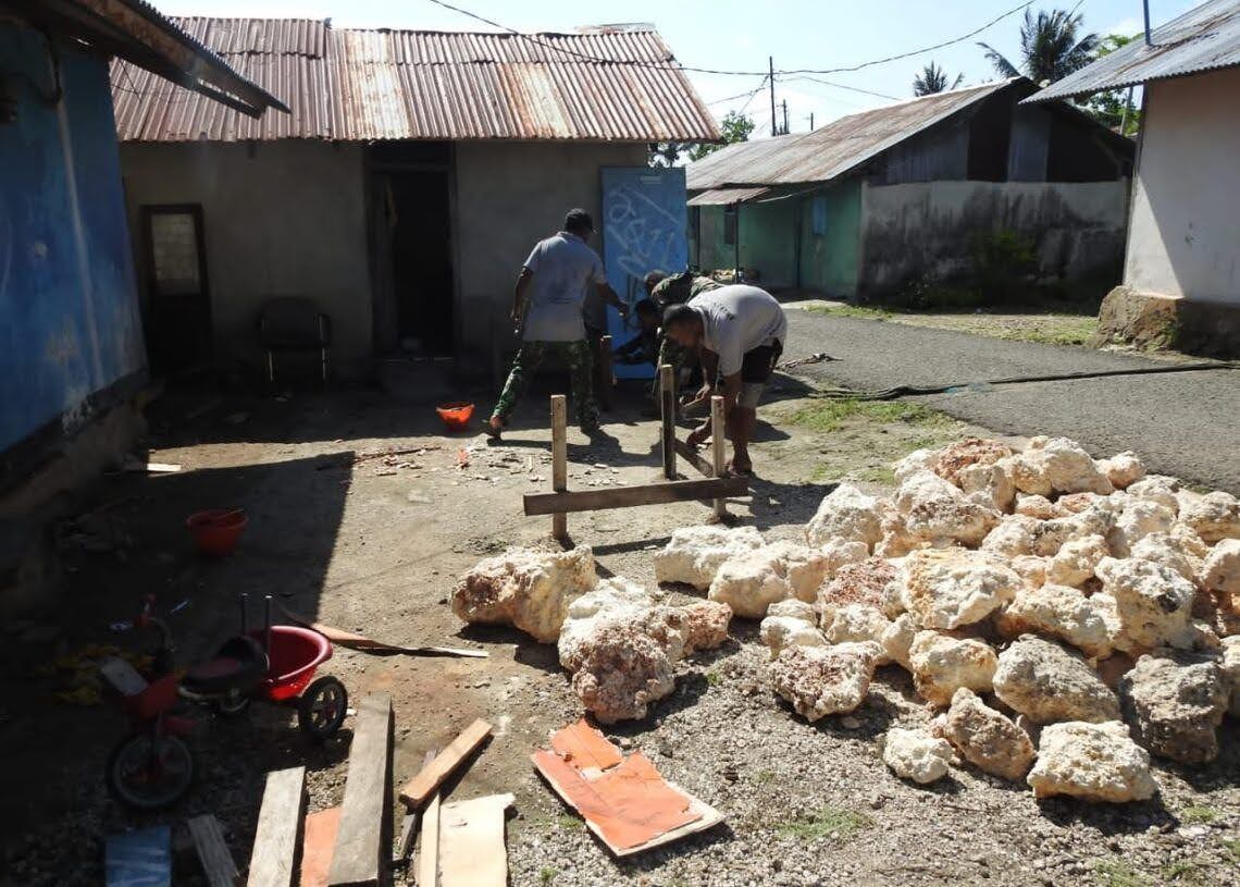 Prajurit TMMD Kembali Gotong Royong Bangun Rumah Warga