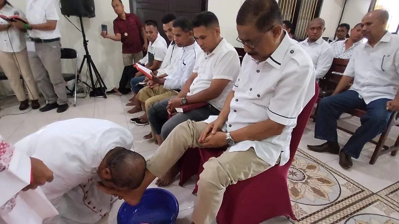 Rayakan Kamis Putih Di Lapas, Uskup Ngutra Cium Kaki Warga Binaan