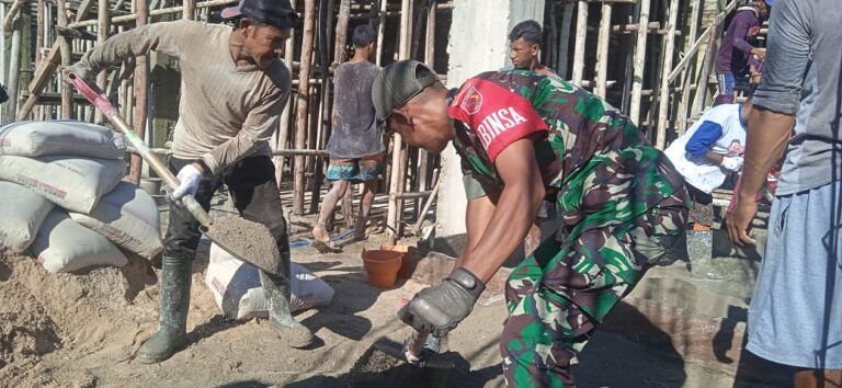 Babinsa Desa Sole Pulau Kelang Bersama Masyarakat Cor Lantai Mesjid Nurul Iman