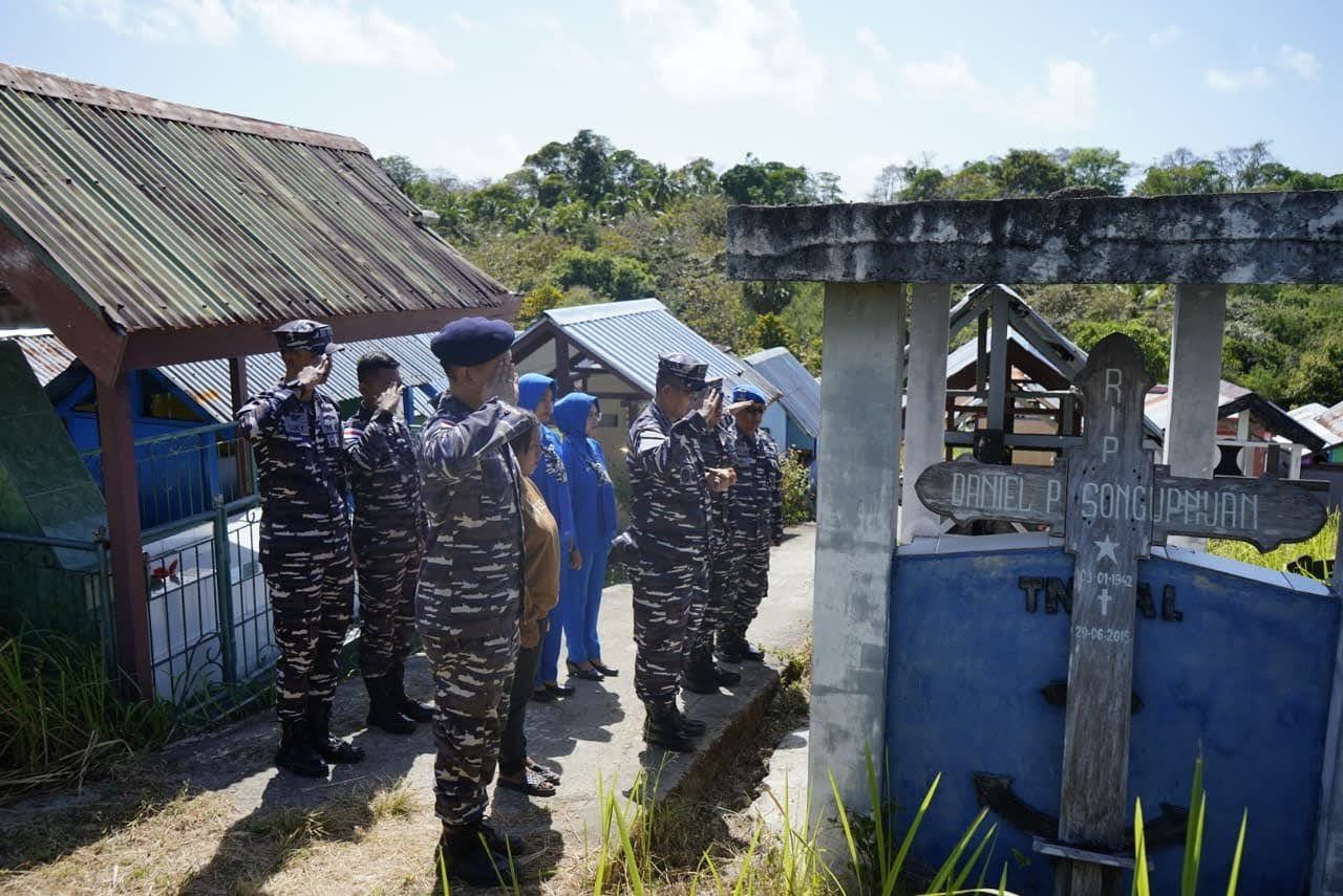 Danlanal Saumlaki Gandeng Jalasenastri Lakukan Anjangsana dan Tanur Bunga Sambut Hut TNI AL