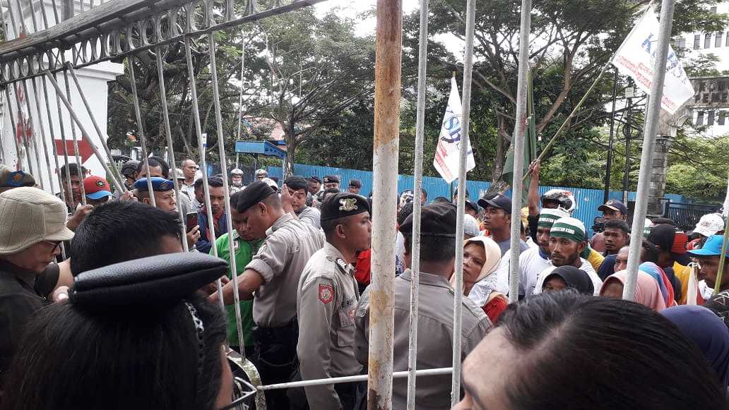 Gerbang Kantor Gubernur Maluku Dirusak Pendemo