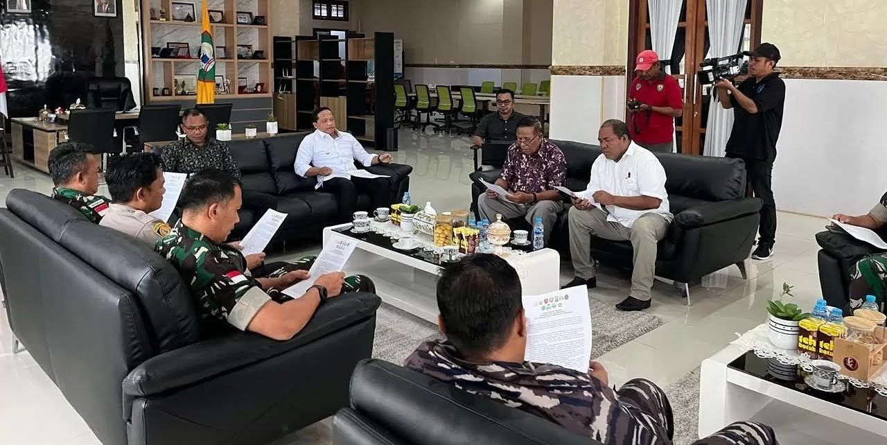 Penjabat Bupati Malra Drs. Jasmono, M.Si saat memimpin rapat bersama Forkopimda dan tokoh-tokoh agama terkait konflik horizontal warga.