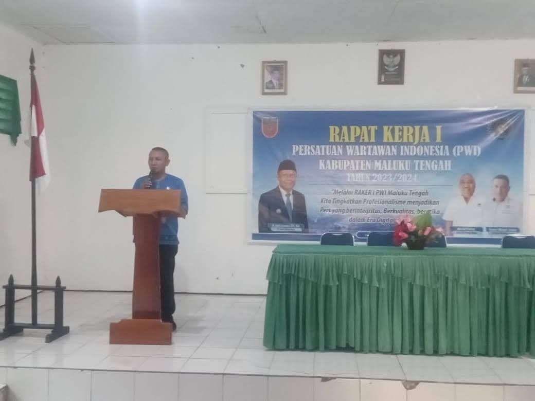 Camat  TNS Resmi Menutup Raker PWI Malteng