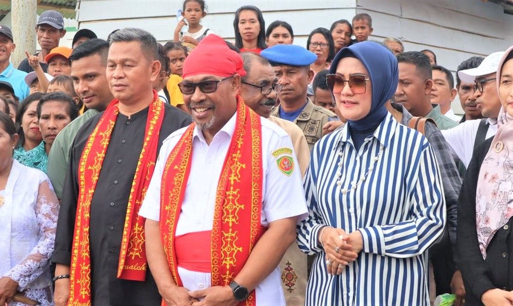 GUBERNUR LETAKAN BATU PERTAMA PEMBANGUNAN PASTORI JEMAAT GPM KAMARIAN