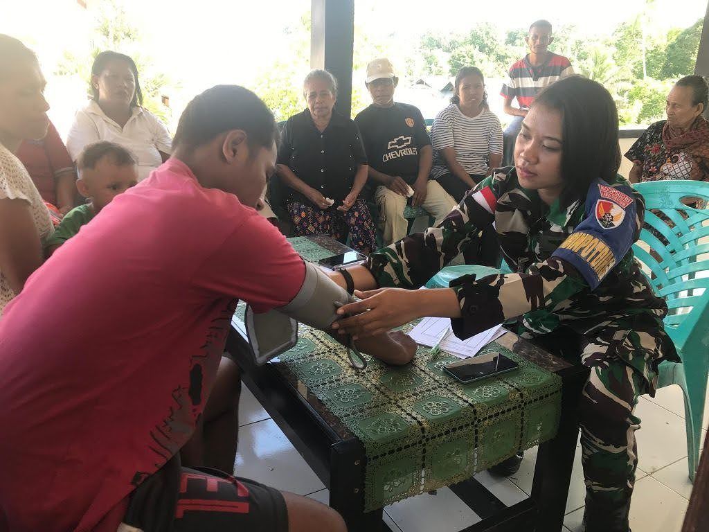 Sambut HUT Ke-78 TNI Angkatan Udara, Lanud D. Dumatubun gelar bakti sosial dan pengobatan gratis di Ohoi Letvuan.