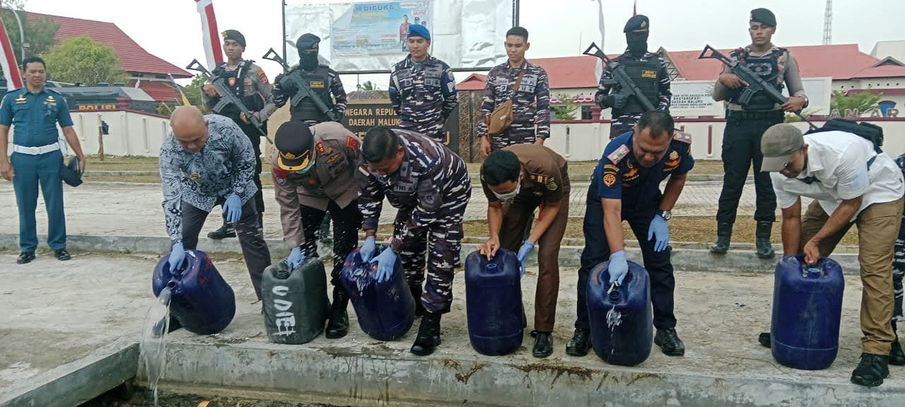 Polres Kepulauan Aru Musnakan 2,3 Ton Miras Jenis Sopi
