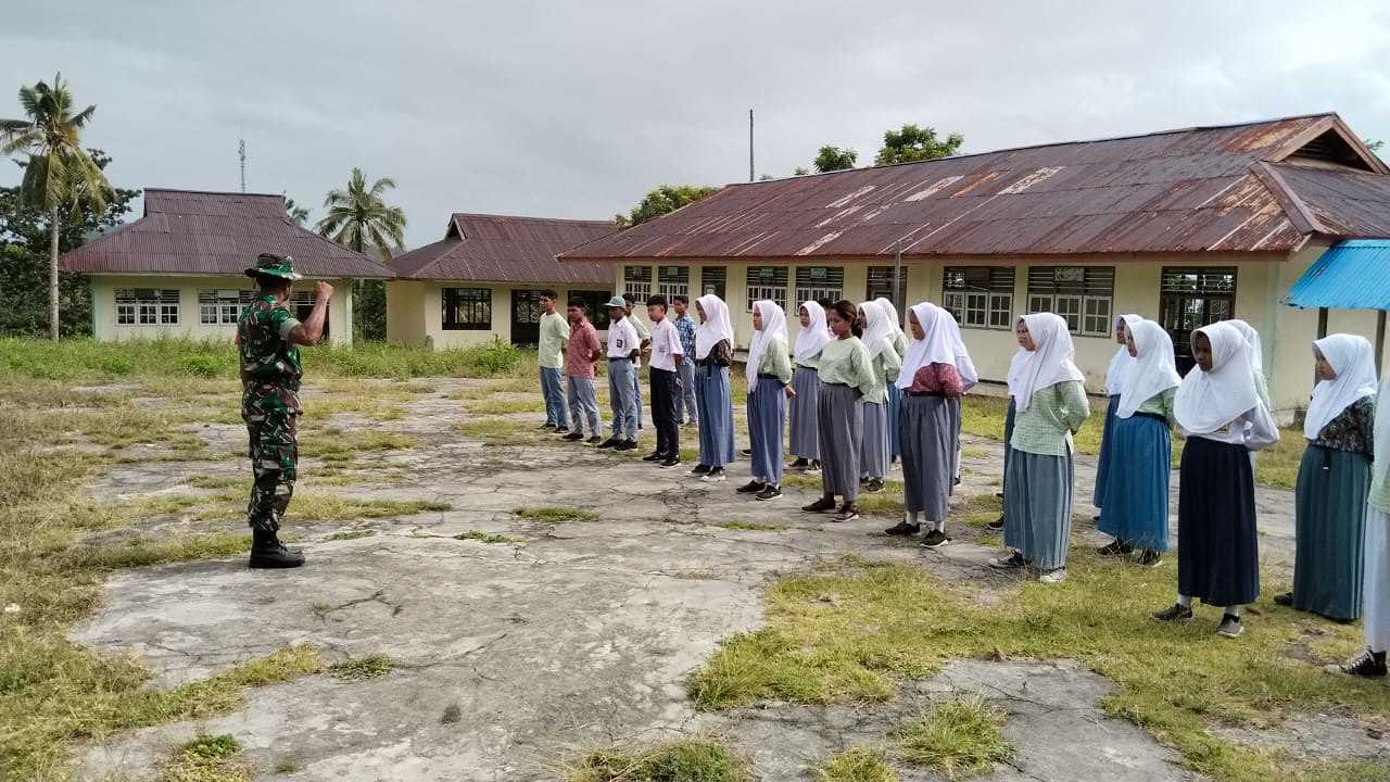 Babinsa Berikan Materi PBB di SMAN 7  SBT.