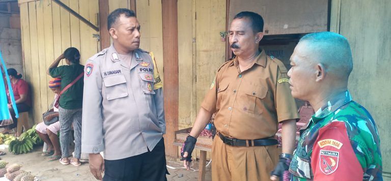 Babinsa Desa Namlea Ajak Kepala Pasar Tertibkan Para Pedagang