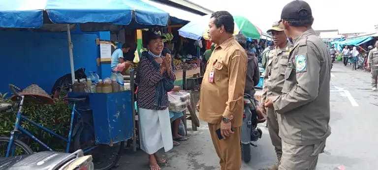 KASAT SATPOL-PP KAB. BURU, MANSUR MAMULATY KUNJUNGAN PERDANA KE PASAR INPRES NAMLEA