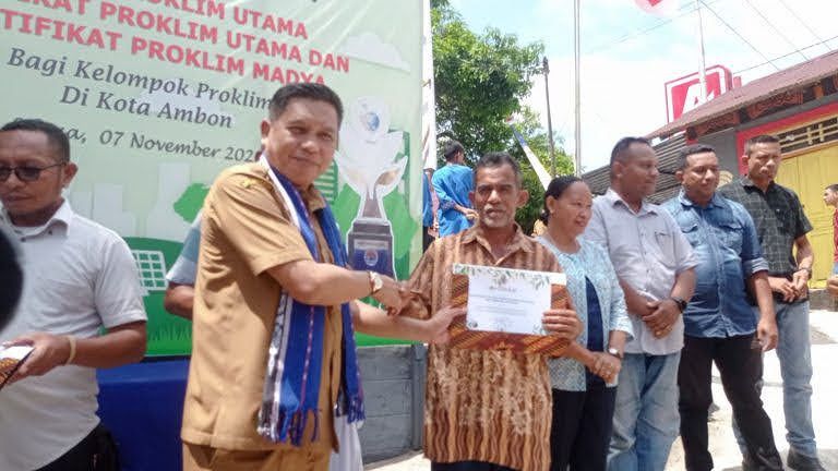 Di Negeri Soya Kelompok Proklin Terima Trophy Proklim Utama Sertifikat Proklim Utama Dan Sertifikat Proklim Madya