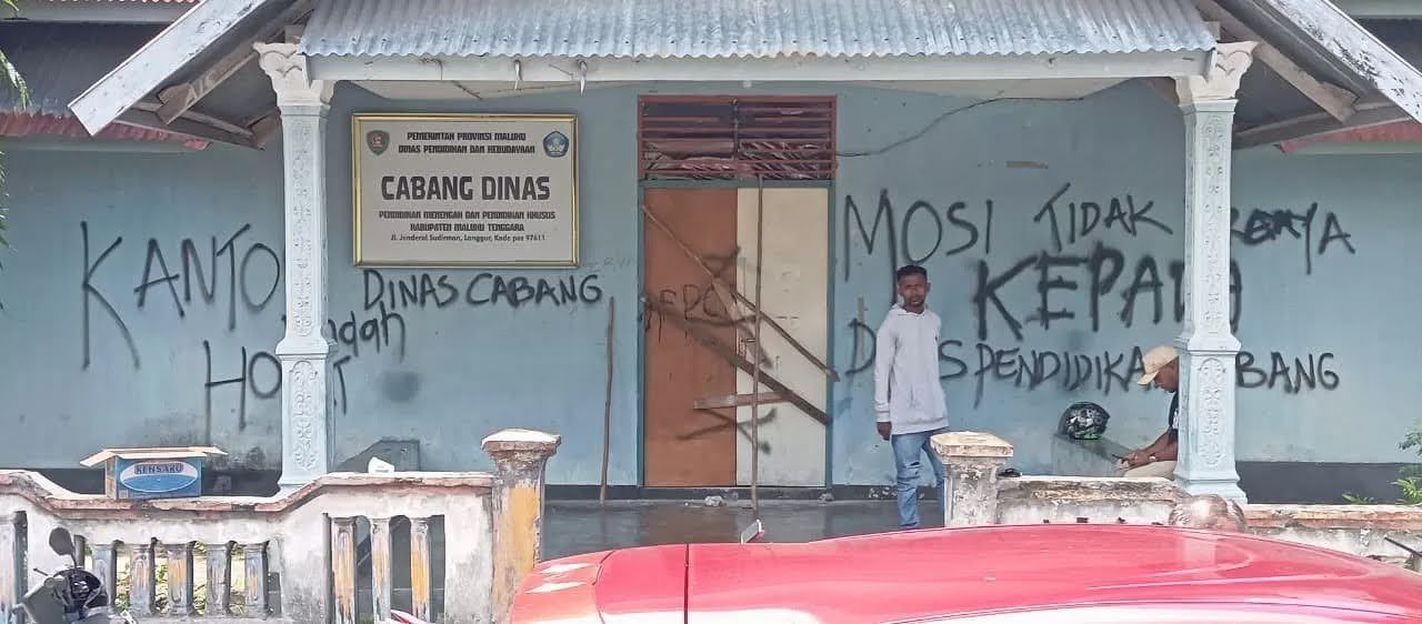 Kantor Cabang Dinas Pendidikan Provinsi Maluku di Langgur Kabupaten Maluku Tenggara dipalang Warga