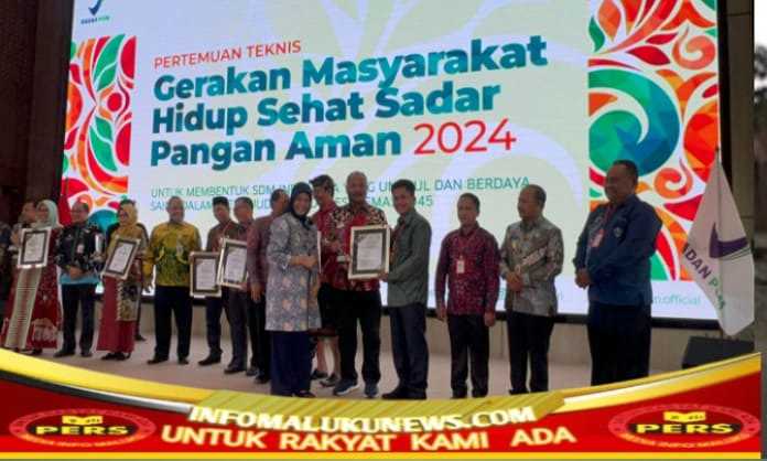 Sekda SBB Terima Piagam Penghargaan Lomba Pangan Aman Regional Wilayah Timur Oleh BPOM RI