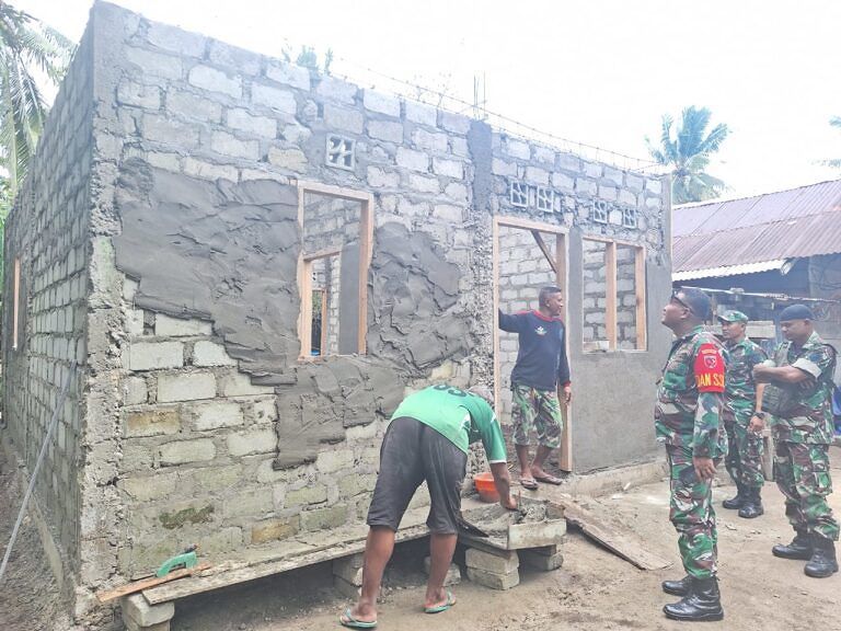 Komandan SSK Satgas Opster TNI Pulau Haruku Cek Pekerjaan Dan Mobilisasi Bahan Material Pembangunan RTLH