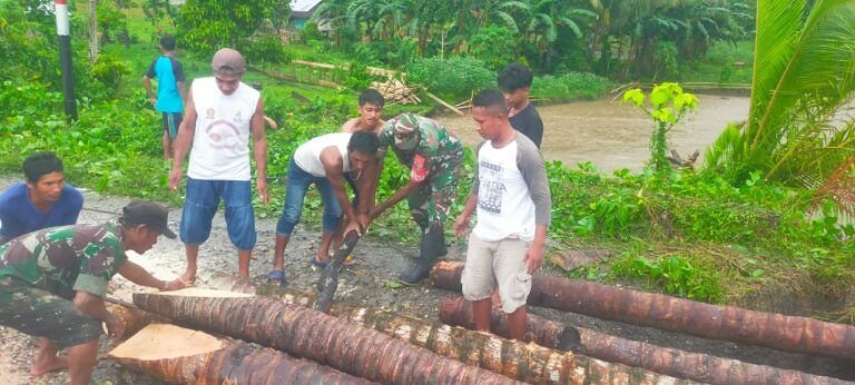 BABINSA SRK SAMSU BUAT JEMBATAN KELAPA BERSAMA MASYARAKAT