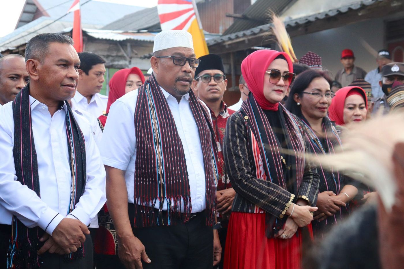 MAKAN PATITA BERSÀMA, GUBERNUR DAN ISTERI DISAMBUT ANTUSIAS MASYARAKAT DAN TETUA ADAT DESA OLILIT