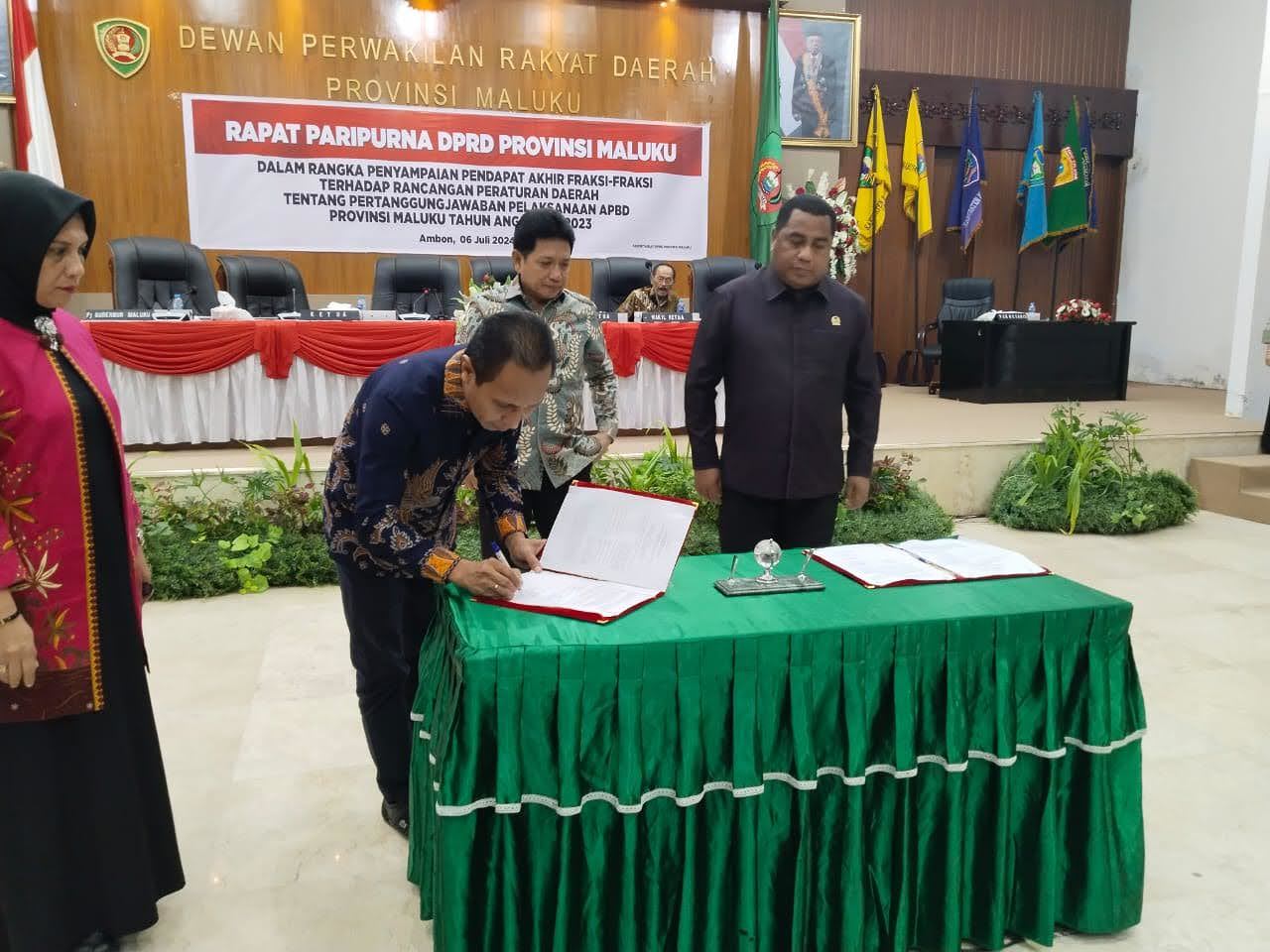 Sadali Hadiri Paripurna Penyampaian Akhir Fraksi-fraksi Terhadap Ranperda Pertanggungjawaban Pelaksanaan APBD 2023 DPRD Provinsi Maluku