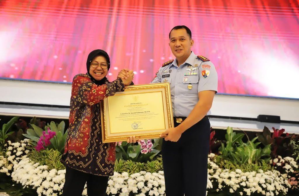 KOMANDAN LANUD DOMINICUS DUMATUBUN RAIH PENGHARGAAN DARI KEMENSOS RI ATAS PERAN AKTIF DALAM BAKTI SOSIAL DI MALUKU TENGGARA