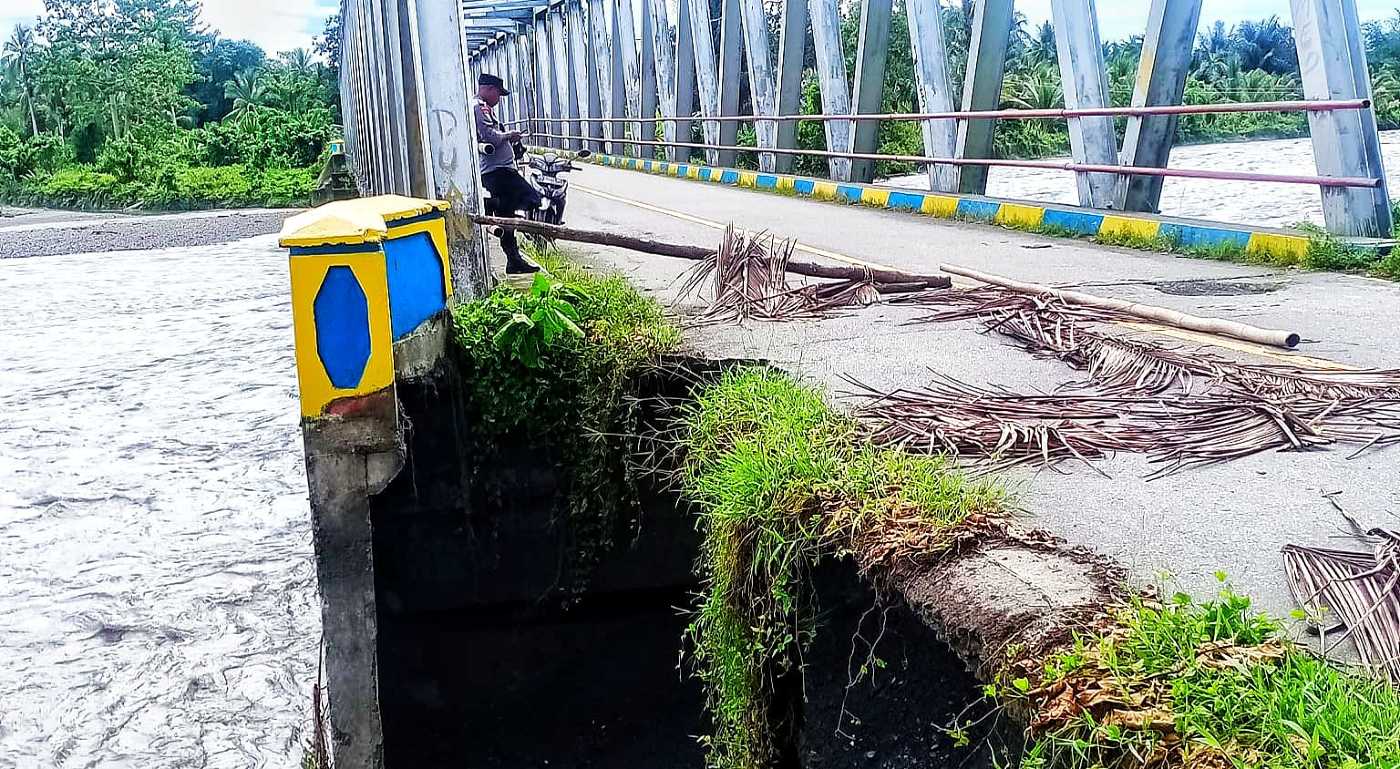 Tergerus Air Sungai, Jembatan Di Sahulau Nyaris Ambruk