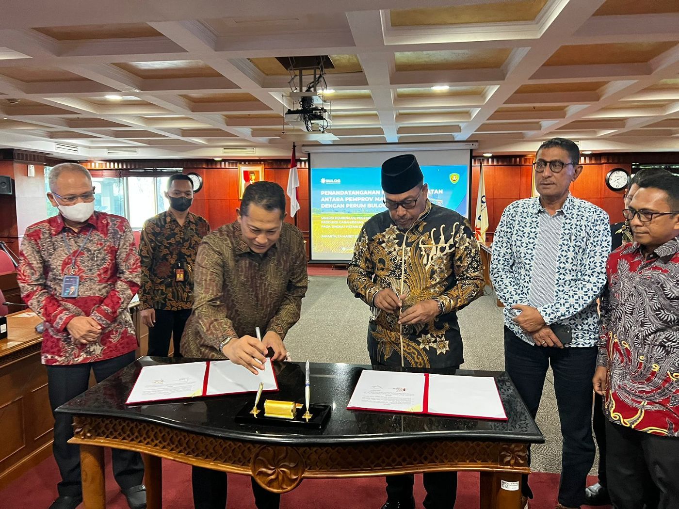 PERJUANGKAN NASIB PETANI MALUKU, GUBERNUR TANDA TANGANI KESEPAKATAN DENGAN PERUM BULOG