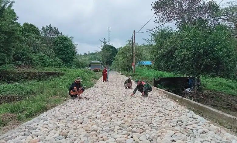 Kodim 1504 Ambon : Memudahkan Akses Warga, Babinsa Koramil 1504-04/Salahutu Bersama Warga Buat Jalan Setapak