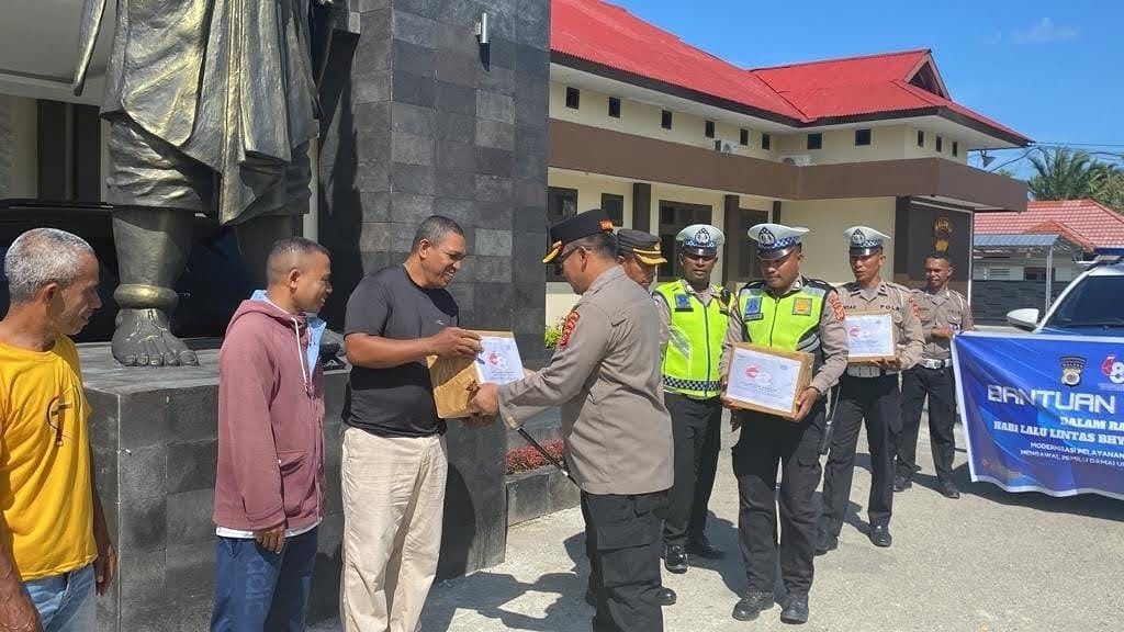 Meriahkan HUT Lantas Polres SBB Salurkan Bantuan Sosial