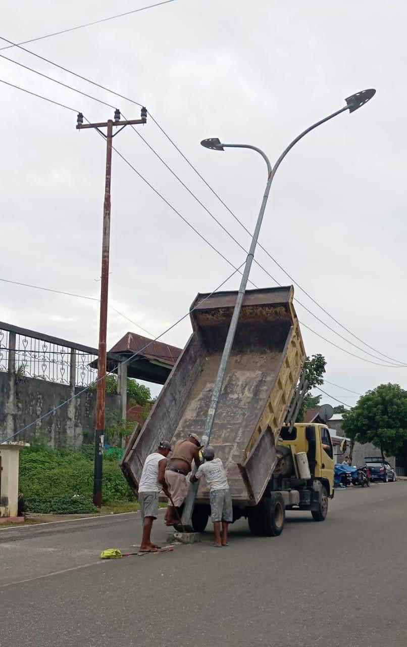 Tindak lanjut Rekomendasi DPRD, Dinas PUTR Turunkan Lampu Jalan Di Langgur