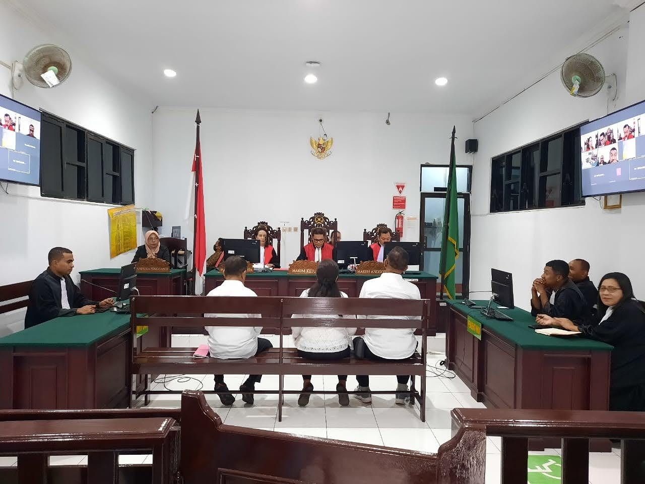 Majelis hakim Pengadilan Tipikor Ambon Memvonis tiga terdakwa korupsi pengadaan peralatan Perekaman e-KTP Dinas Kependudukan dan Pencatatan Sipil (Disdukcapil) Kabupaten SBB dengan hukuman bervariasi.