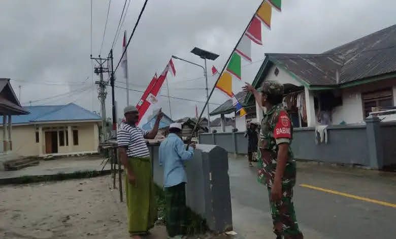 Jelang Dirgahayu RI ke 78, Babinsa Koramil 1504-07/Haruku Ciptakan Nuansa Merah Putih