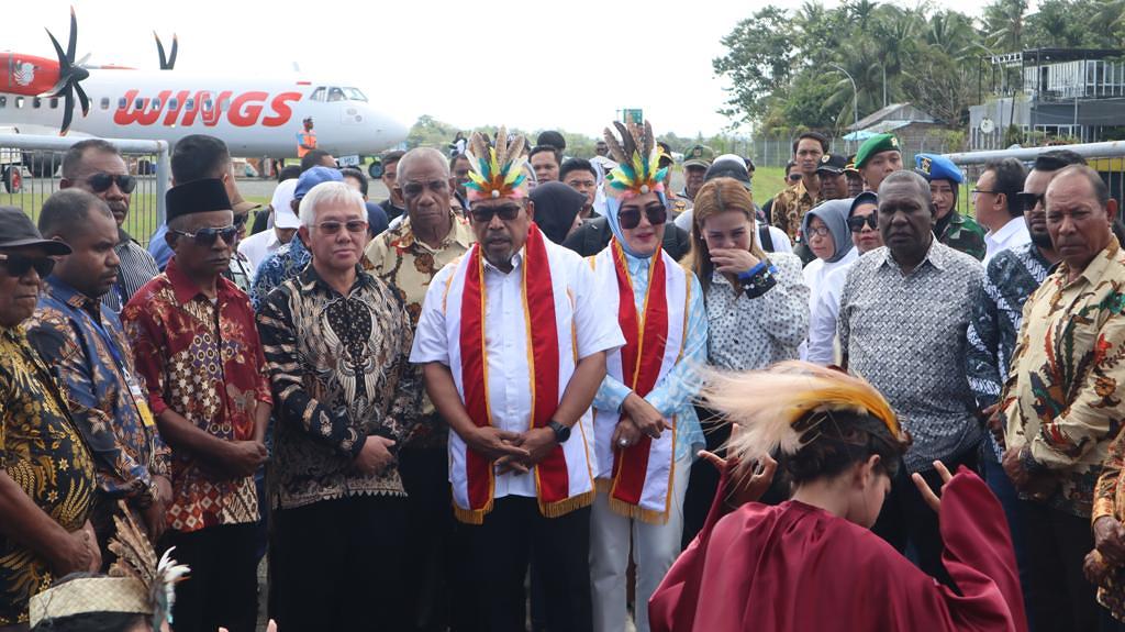 GUBERNUR MI DAN ISTRI LAKSANAKAN KUNKER DI KABUPATEN KEPULAUAN ARU