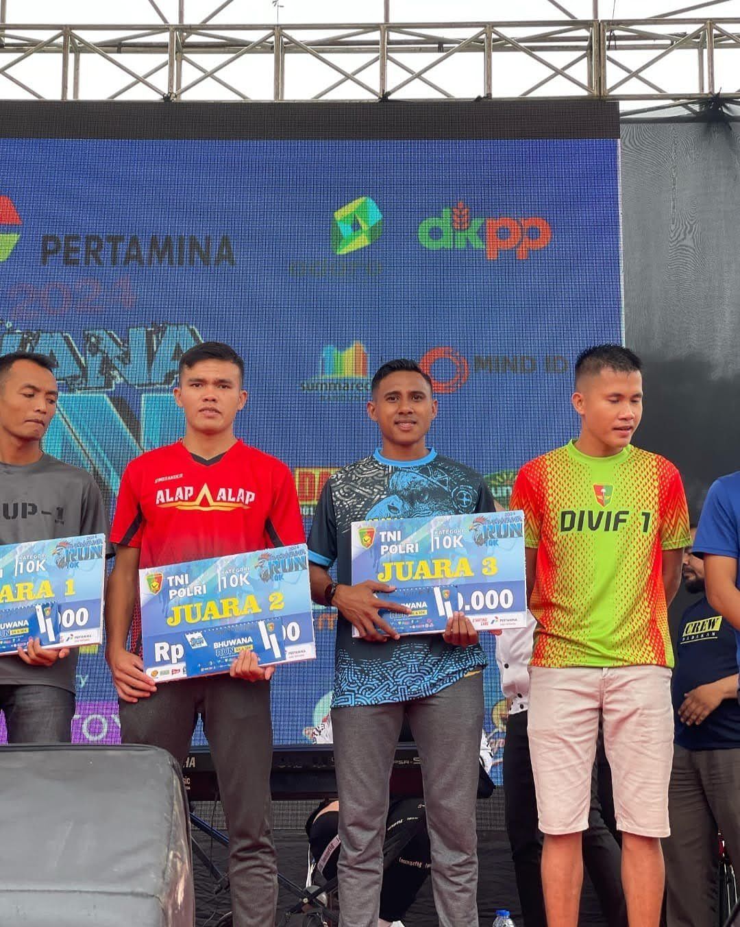 Personel Lanud D. Dumatubun Prada Abdur Ohorella Sabet Juara 3 Lomba lari 10 K HUT Ke-62 Yonzipur 9/LLB Divif 1 Kostrad.