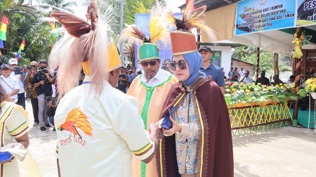 GUBERNUR MI DAN WIDYA MI TERIMA GELAR KEHORMATAN ADAT RUMPUN FANAN DI KAB. KEPULAUAN ARU