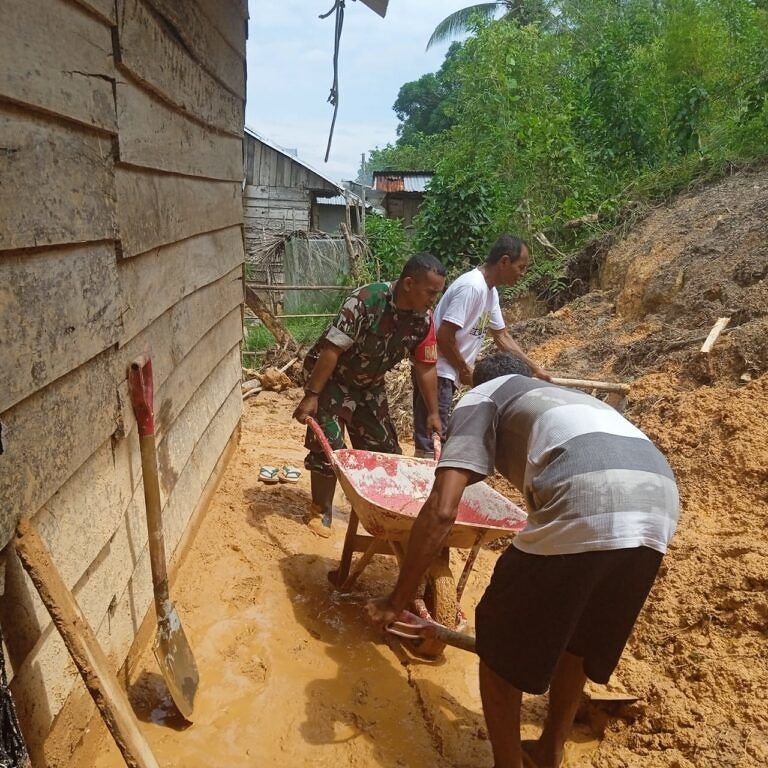 Babinsa Koramil 1513-01/Piru turun tangan pimpin masyarakat beri bantuan