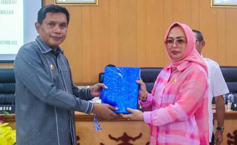 Penjabat Wali Kota Ambon Serahkan Nota Keuangan Ranperda APBD-P 2022 Ke DPRD