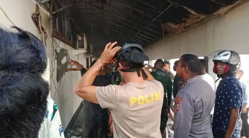 Personil Polers Malra Terjun Langsung Tangani Kebakaran RSUD Karel Satsuitubun