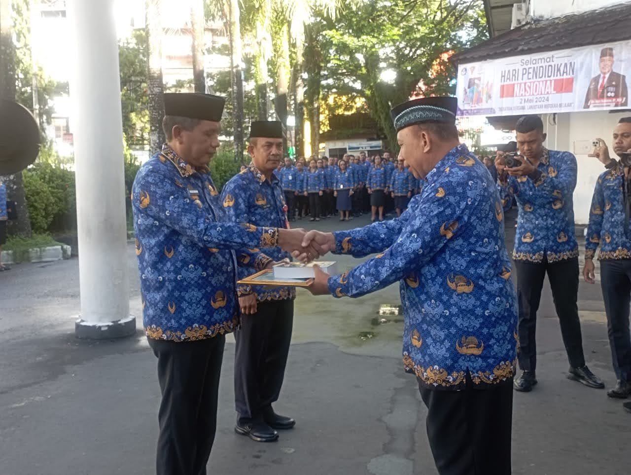 Pemkot Ambon Laksanakan Upacara Hari Ulang Tahun Pendidikan Nasional Di Belakang  Balai Kota Ambon.