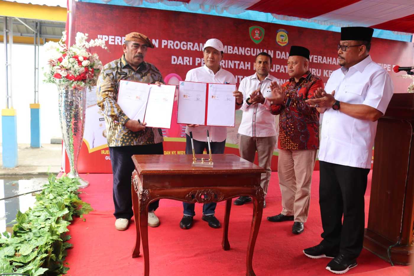 Selain Resmikan Pembangunan Infrastruktur , Gubernur Serahkan Sejumlah Bantuan Bagi Masyarakat di Kabupaten Buru