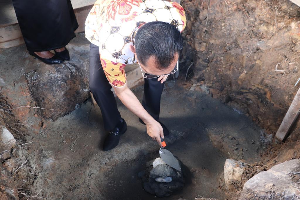 Wagub Orno berubah Batu Pertama Pembangunan Pastori Jemaat GPM Petra