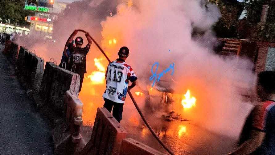 Damkar Ambon Respon Cepat Tangani Mobil Terbakar