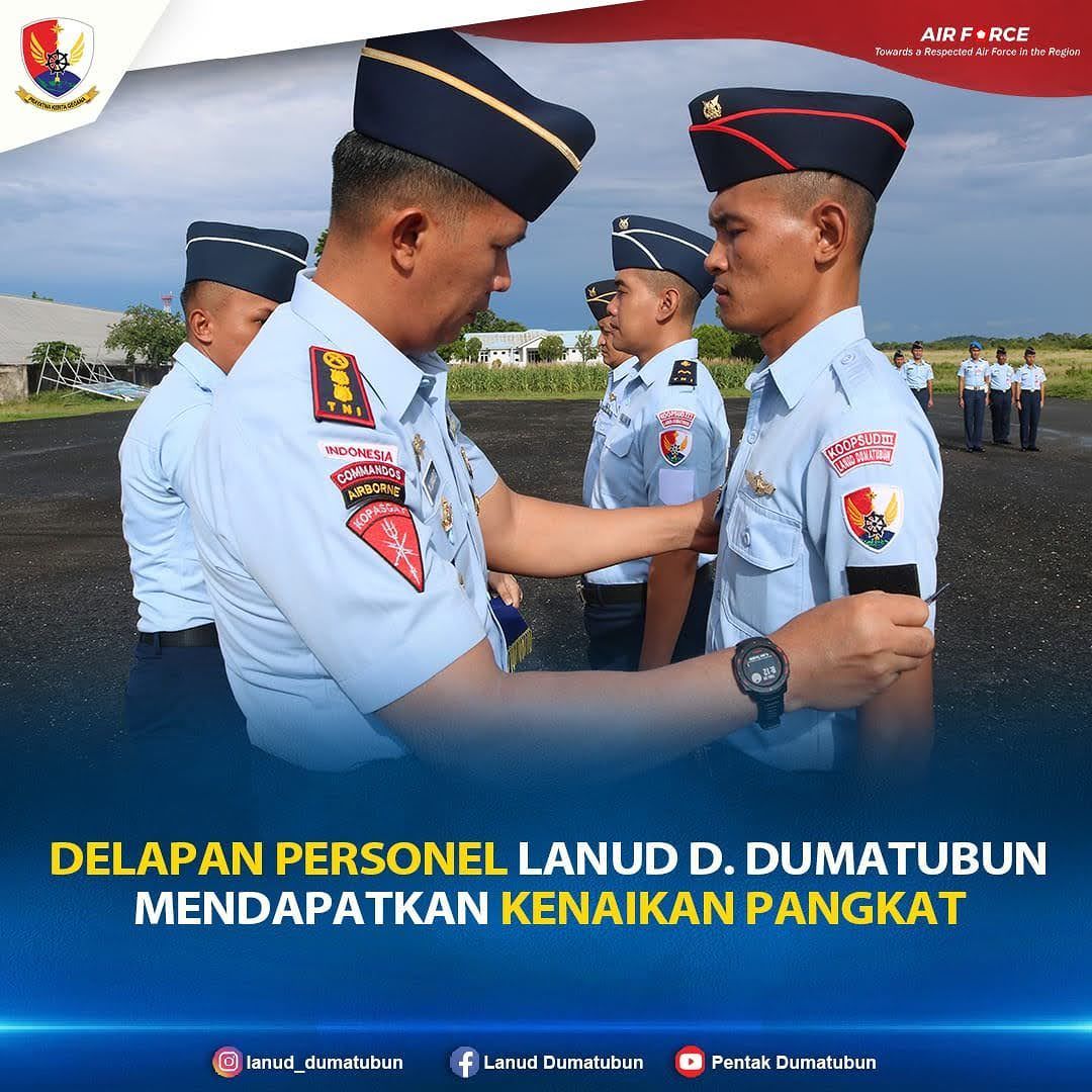 Delapan Personel Lanud Dominicus Dumatubun naik pangkat.