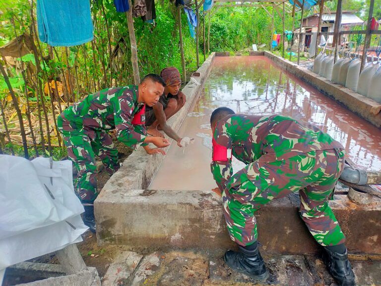 Peduli Kesejahteraan Warga, Satgas Yonarmed 1 Kostrad Bantu Mengolah Sagu di Negeri Laha